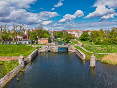 Motlawa nehri üzerinde Gdansk 'ın 17. yüzyıl tahkimatı. Polonya