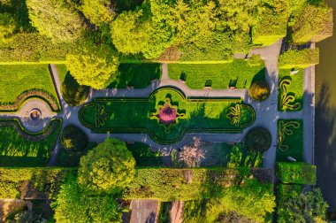 İlkbaharda Gdansk Oliwa 'daki kamu parkının en üst görüntüsü. Polonya