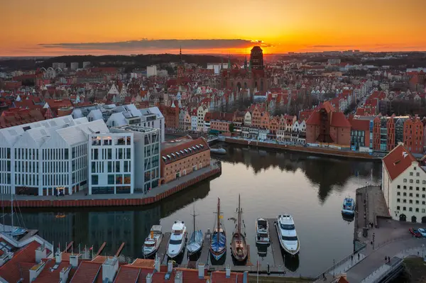 Gdansk 'ın ana kasabası güzel bir gün batımında. Polonya