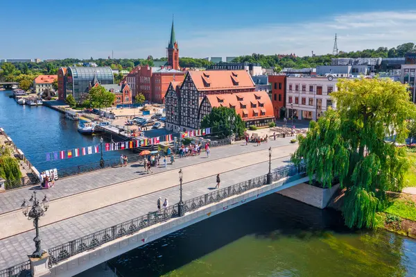 Bydgoszcz şehir merkezinin mimarisi Polonya 'daki Brda Nehri' nde.