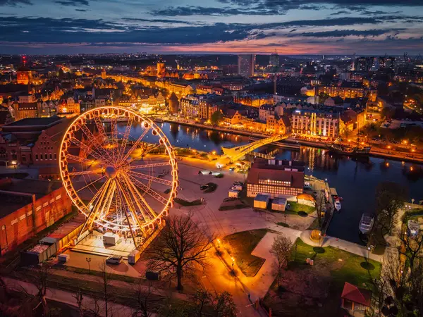 Gdansk, Polonya - 18 Nisan 2025: Gdansk 'ın ana şehri güzel bir alacakaranlıkta. Polonya