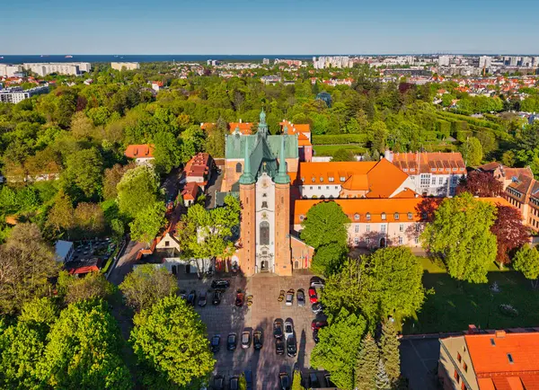 İlkbaharda Gdansk Oliwa bazilikası. Polonya.