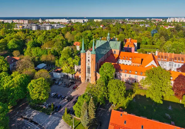 İlkbaharda Gdansk Oliwa bazilikası. Polonya
