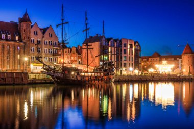 Gdansk, Polonya - Güzel eski Gdansk kasabası Motlawa nehrinin tarihi mimarisi ile geceleyin, Polonya, :