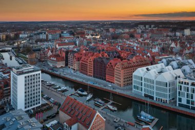 Gdansk, Polonya - 15 Mart 2025: Polonya 'nın batımında Motlawa nehrinde tarihi mimarisi olan güzel eski Gdansk kasabası