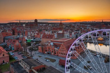 Gdansk, Polonya - 15 Mart 2025: Polonya 'nın batımında Motlawa nehrinde tarihi mimarisi olan güzel eski Gdansk kasabası
