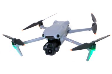 Rotmanka, Polonya - 15 Nisan 2025: İki mercekli yeni DJI Air 3S uçuşa hazır.