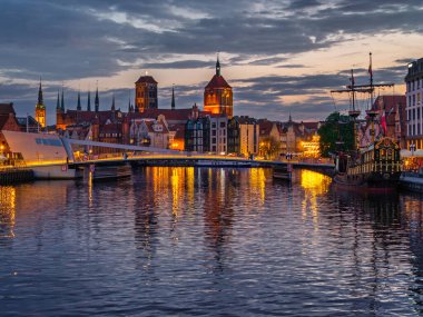 Gdansk, Polonya - 18 Nisan 2025: Gdansk 'ın ana kasabası güzel günbatımında. Polonya