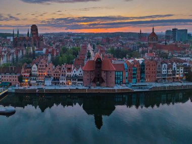 Gdansk, Polonya - 18 Nisan 2025: Gdansk 'ın ana kasabası güzel günbatımında. Polonya