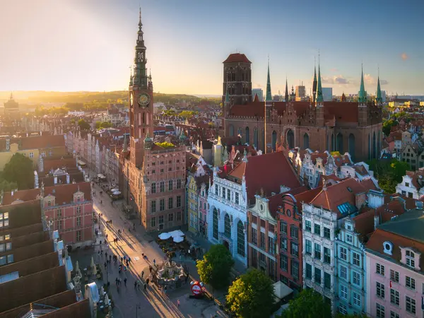 Günbatımında tarihi mimarisi olan ana şehir Gdansk, Polonya.