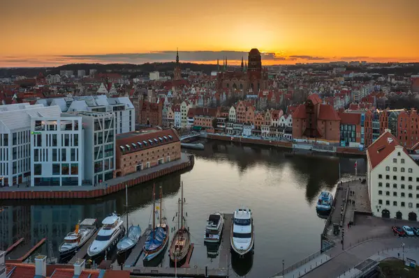 Gdansk, Polonya - 15 Mart 2025: The Main Town of Gdansk, güzel günbatımında. Polonya