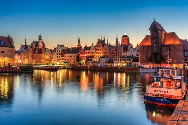 Gdansk, Polonya - Güzel eski Gdansk kasabası Motlawa nehrinin tarihi mimarisi ile geceleyin, Polonya, :