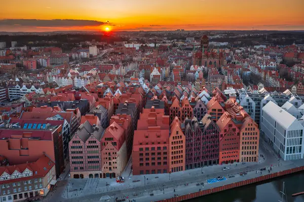 Gdansk, Polonya - 15 Mart 2025: Polonya 'nın batımında Motlawa nehrinde tarihi mimarisi olan güzel eski Gdansk kasabası