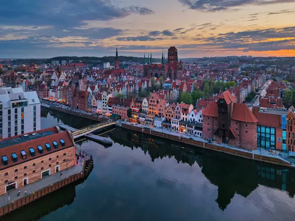 Gdansk, Polonya - 18 Nisan 2025: Gdansk 'ın ana kasabası güzel günbatımında. Polonya