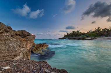 Playa del Carmen 'deki Karayip Denizi' ndeki güzel sahil gün batımında, Meksika