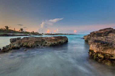 Playa del Carmen 'deki Karayip Denizi' ndeki güzel sahil gün batımında, Meksika