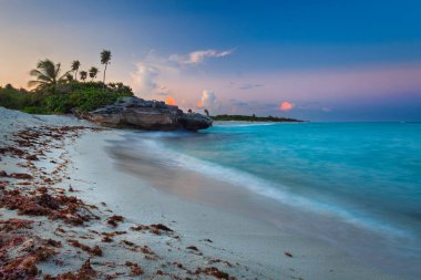 Playa del Carmen 'deki Karayip Denizi' ndeki güzel sahil gün batımında, Meksika