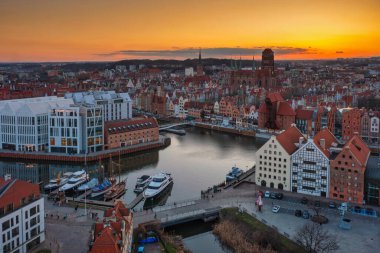 Gdansk 'ın ana kasabası güzel bir gün batımında. Polonya