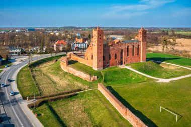 Ortaçağ tuğla kalesinin Rydzyn Chelminski, Polonya
