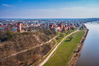 Grudziadz 'da, Wisla nehri, Polonya' daki ambarların güzel mimarisi.