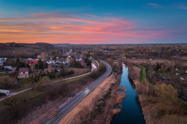 Gün batımında Pruszcz Gdanski yolu. Polonya
