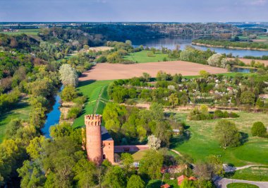 Polonya 'nın Swiecie kentindeki Wda nehrindeki Tötonik Kale.
