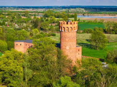 Polonya 'nın Swiecie kentindeki Wda nehrindeki Tötonik Kale.