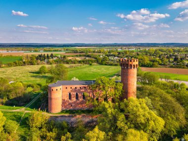 Polonya 'nın Swiecie kentindeki Wda nehrindeki Tötonik Kale.
