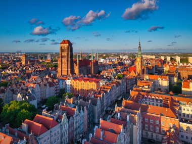 Günbatımında tarihi mimarisi olan ana şehir Gdansk, Polonya.