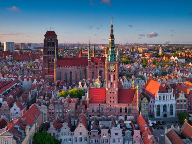 Günbatımında tarihi mimarisi olan ana şehir Gdansk, Polonya.