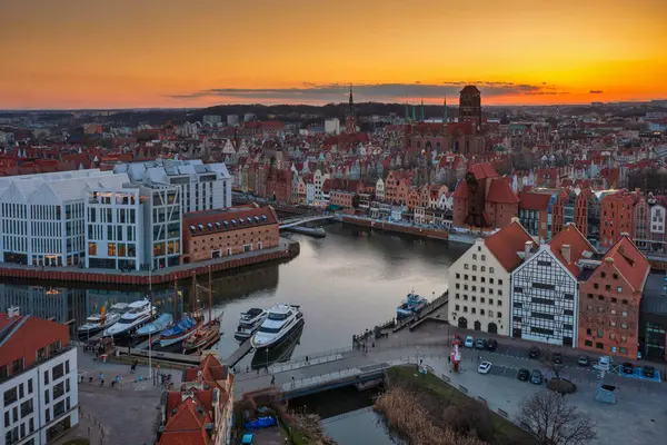 Gdansk 'ın ana kasabası güzel bir gün batımında. Polonya