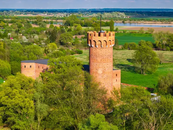 Polonya 'nın Swiecie kentindeki Wda nehrindeki Tötonik Kale.
