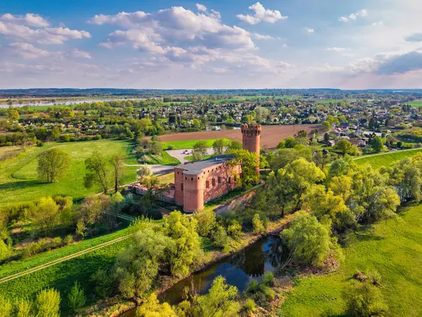 Polonya 'nın Swiecie kentindeki Wda nehrindeki Tötonik Kale.