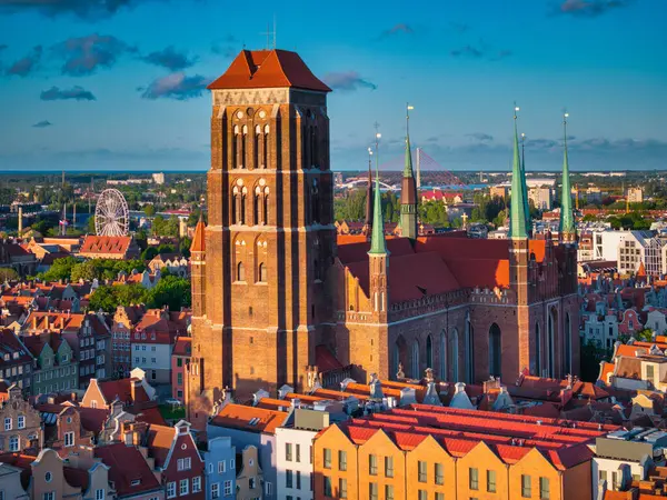 Günbatımında tarihi mimarisi olan ana şehir Gdansk, Polonya.