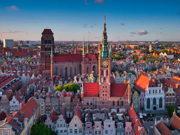 Günbatımında tarihi mimarisi olan ana şehir Gdansk, Polonya.