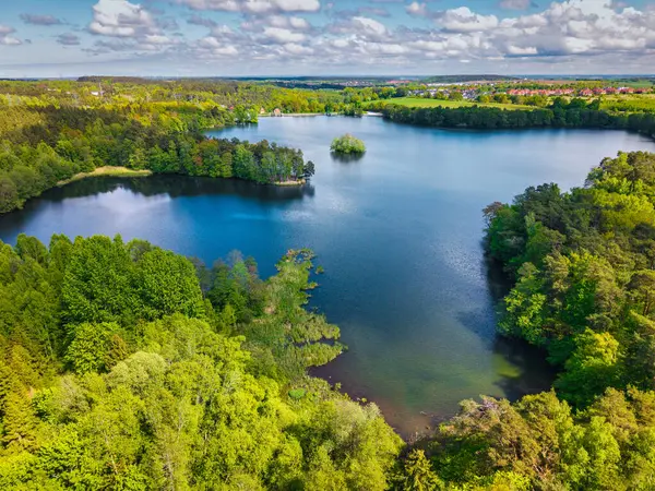 Yazın Straszyn Gölü 'nün havadan manzarası, Polonya