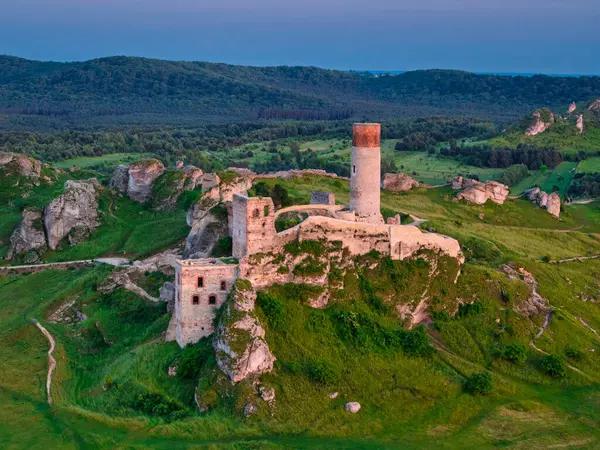 Batan güneşin ışığında Czestochowa yakınlarındaki Olsztyn 'deki şatonun kalıntıları. Polonya