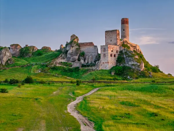 Batan güneşin ışığında Czestochowa yakınlarındaki Olsztyn 'deki şatonun kalıntıları. Polonya