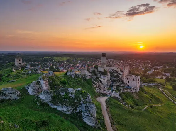 Batan güneşin ışığında Czestochowa yakınlarındaki Olsztyn 'deki şatonun kalıntıları. Polonya