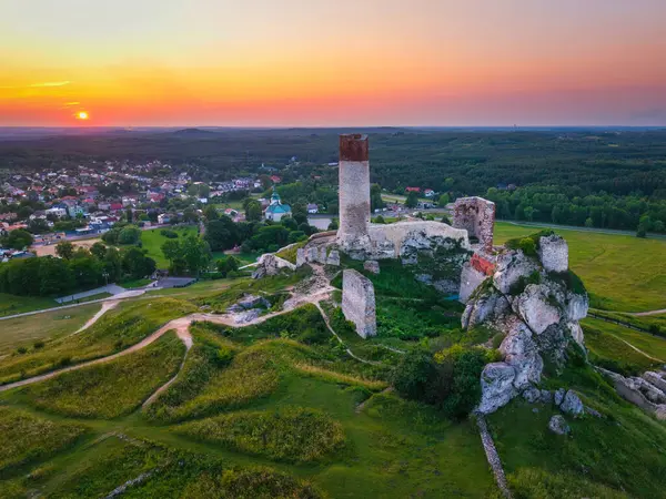 Batan güneşin ışığında Czestochowa yakınlarındaki Olsztyn 'deki şatonun kalıntıları. Polonya