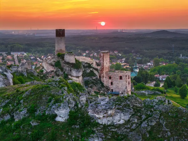 Batan güneşin ışığında Czestochowa yakınlarındaki Olsztyn 'deki şatonun kalıntıları. Polonya