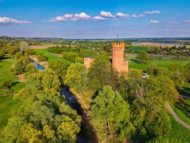 Polonya 'nın Swiecie kentindeki Wda nehrindeki Tötonik Kale.