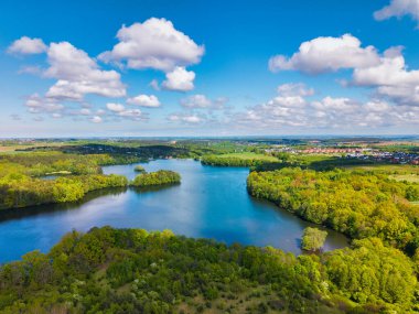 Yazın Straszyn Gölü 'nün havadan manzarası, Polonya