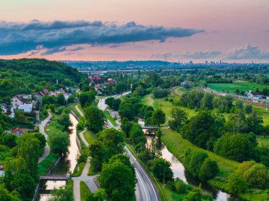 Gün batımında Radunia kanalları Gdansk 'ın merkezine doğru akar. Polonya
