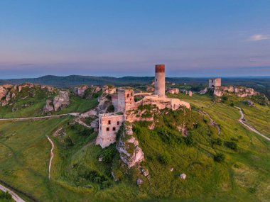 Batan güneşin ışığında Czestochowa yakınlarındaki Olsztyn 'deki şatonun kalıntıları. Polonya