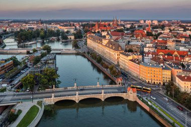 Wroclaw 'daki Eski Kent Pazar Meydanı' nın güzel mimarisi gün batımında, Polonya,