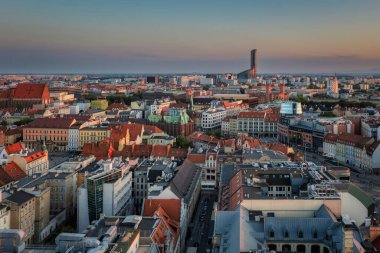 Wroclaw 'daki Eski Kent Pazar Meydanı' nın güzel mimarisi gün batımında, Polonya,