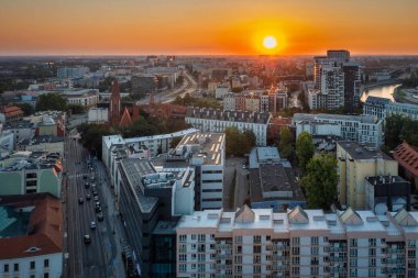 Wroclaw 'daki Eski Kent Pazar Meydanı' nın güzel mimarisi gün batımında, Polonya,