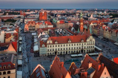 Wroclaw 'daki Eski Kent Pazar Meydanı' nın güzel mimarisi gün batımında, Polonya,