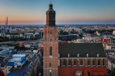 Wroclaw 'daki Eski Kent Pazar Meydanı' nın güzel mimarisi gün batımında, Polonya,